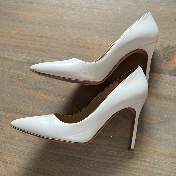 White Manolo leather heels. No dust bag or box. Good condition, minor scuffing. - Picture 3 of 6